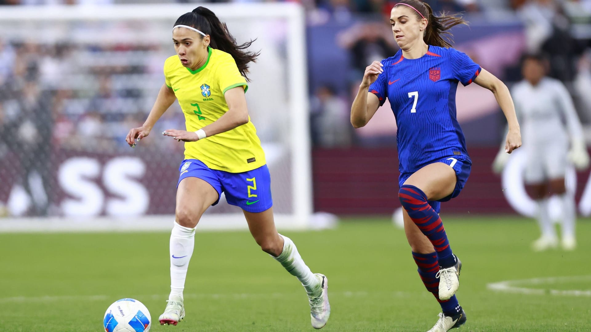 Deutschland könnte bei Olympia auf Brasilien mit Antonia (l.) und Alex Morgan und den USA treffen.