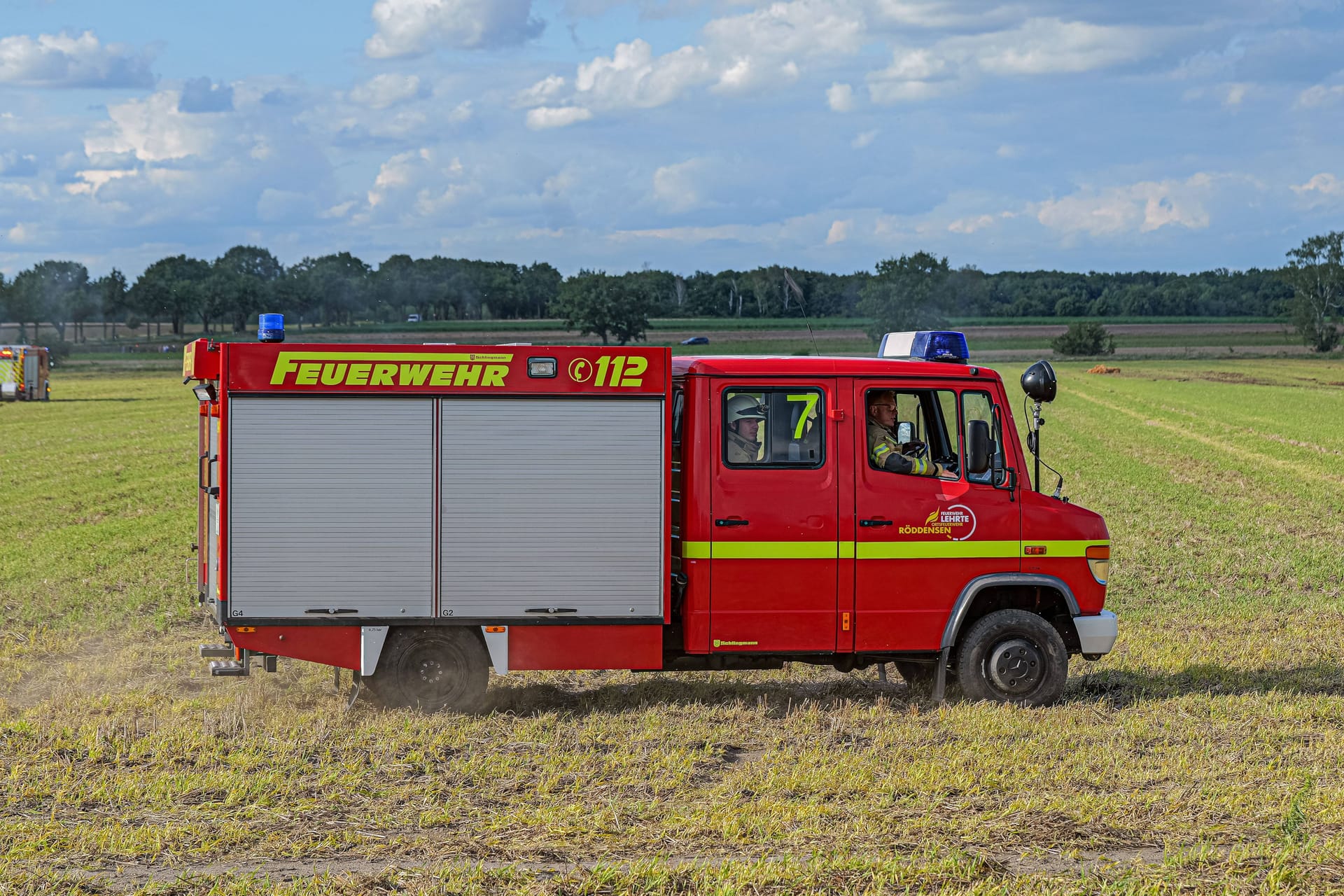 Rettungswagen der Berufsfeuerwehr Hannover (Symbolbild): Die erste Frau, die in Niedersachsen zur Berufsfeuerwehr ging, heißt Doris Kern.