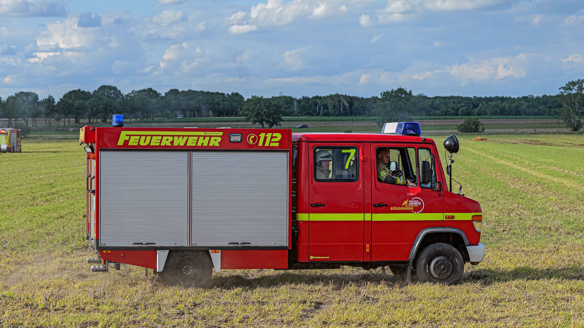 Rettungswagen der Berufsfeuerwehr Hannover (Symbolbild): Die erste Frau, die in Niedersachsen zur Berufsfeuerwehr ging, heißt Doris Kern.