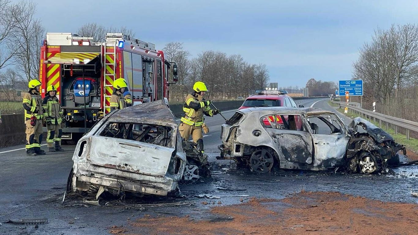 Zwei Autos brannten auf der A44 komplett aus. Die Feuerwehr löschte die Pkws ab.