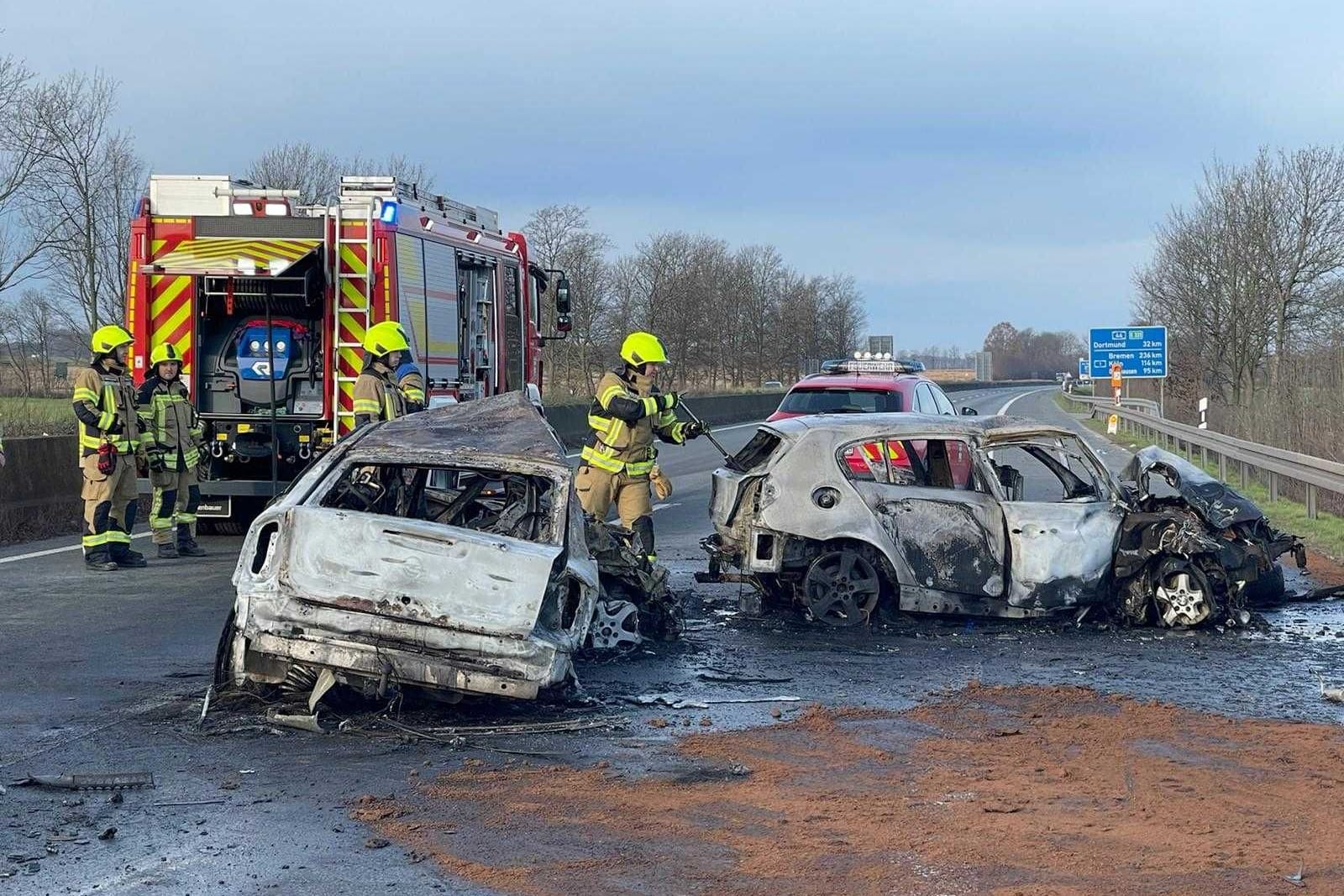 Zwei Autos brannten auf der A44 komplett aus. Die Feuerwehr löschte die Pkws ab.