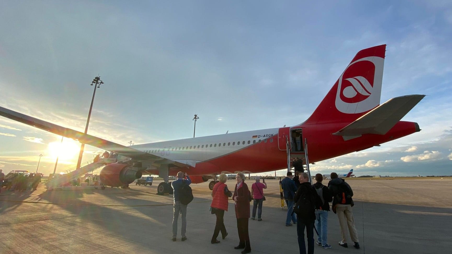 Das letzte Flugzeug mit Air-Berlin-Lackierung am Flughafen BER: Flugnostalgiker hatten die Chance, an einem Rundflug teilzunehmen, bevor die Maschine umlackiert wird.