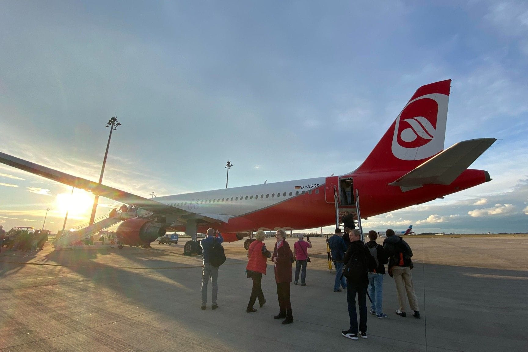 Das letzte Flugzeug mit Air-Berlin-Lackierung am Flughafen BER: Flugnostalgiker hatten die Chance, an einem Rundflug teilzunehmen, bevor die Maschine umlackiert wird.