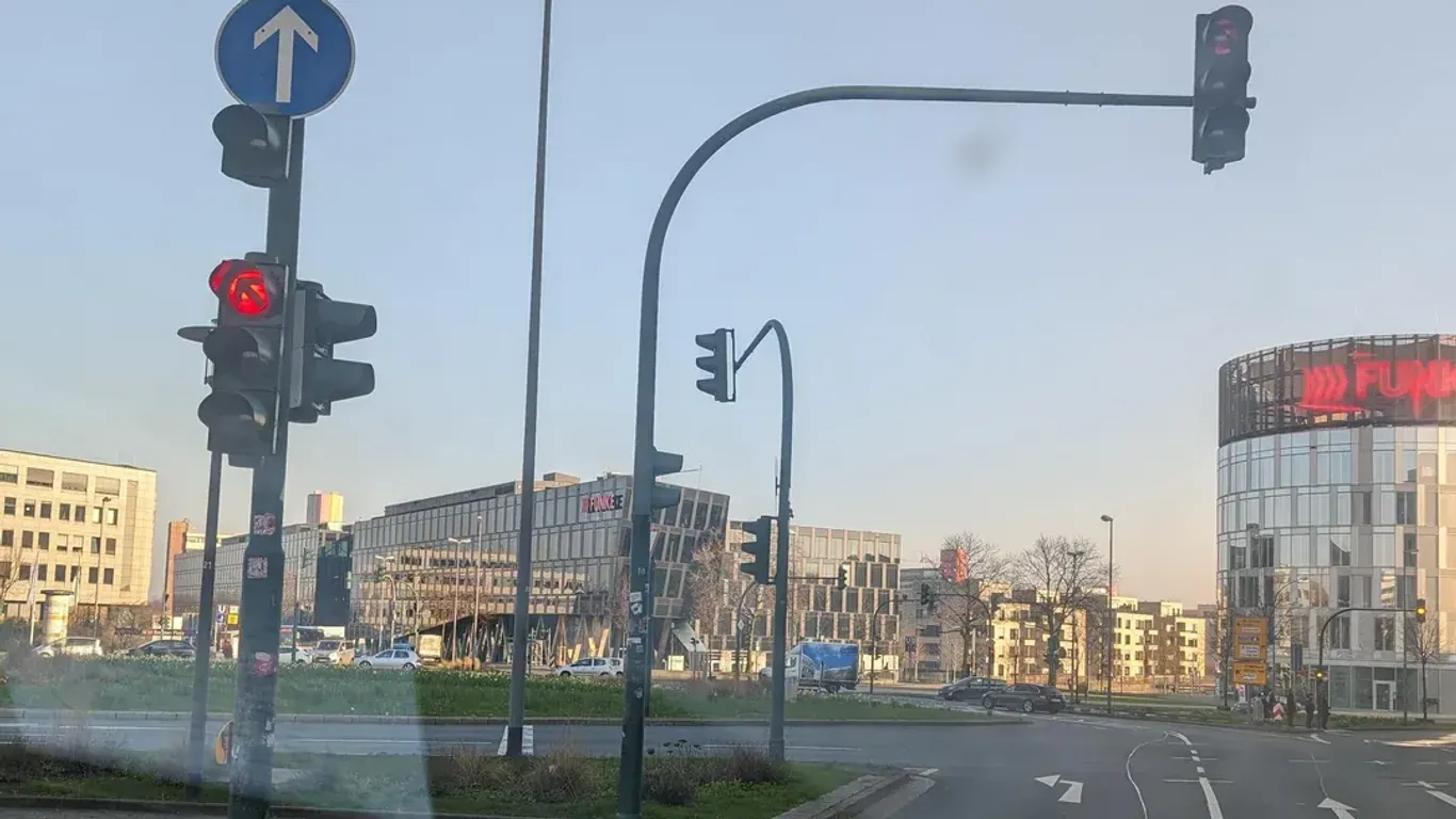 Dieses Foto vom Kreisverkehr am Berliner Platz sorgt aktuell auf Reddit für Verwirrung: Schilder, Fahrstreifenkennzeichnung und Lichtzeichen scheinen nicht zusammenzupassen.