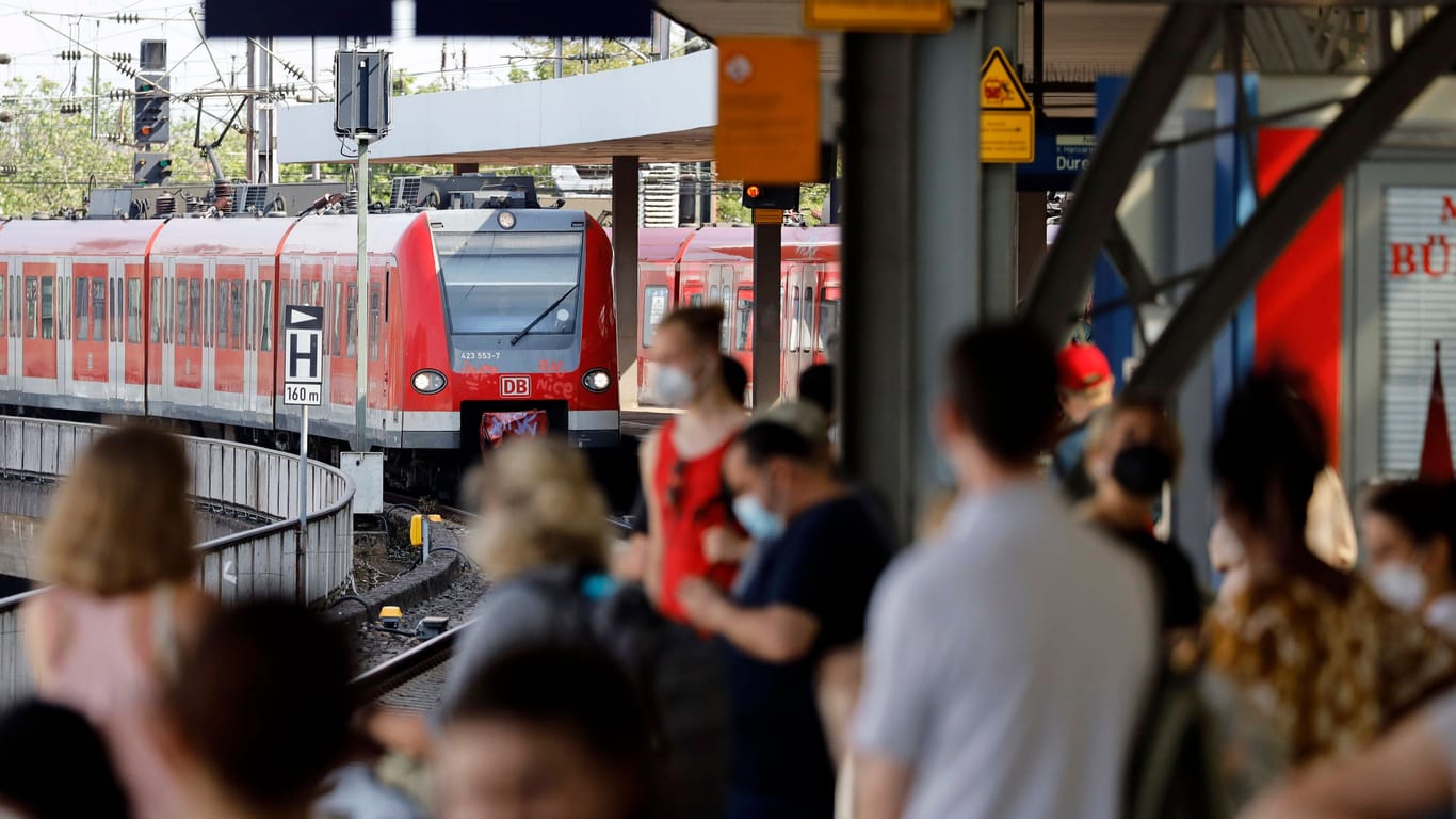 S-Bahn am Kölner Hauptbahnhof (Archivbild): Der Zug musste zurücksetzen, damit der Mann aus seiner Lage befreit werden konnte.