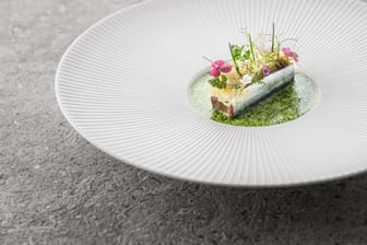 Signature Dish im Münchner Restaurant Jan: Bretonische Sardine serviert auf einem weißen Teller