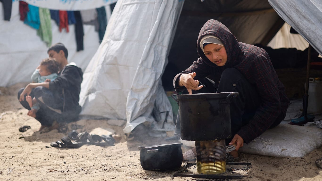 Geflüchtete Frau in Rafah (Archivbild): In dem Ort haben mehr als eine Million Menschen Zuflucht gefunden, nachdem sie aus dem Norden des Gazastreifens flüchten mussten.