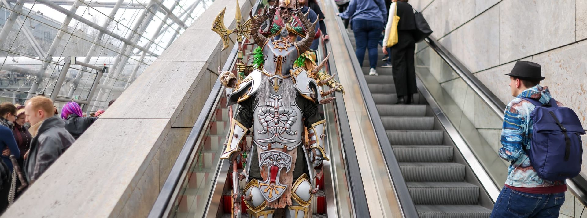 Cosplayer fahren mit einer Rolltreppe auf der Leipziger Buchmesse.