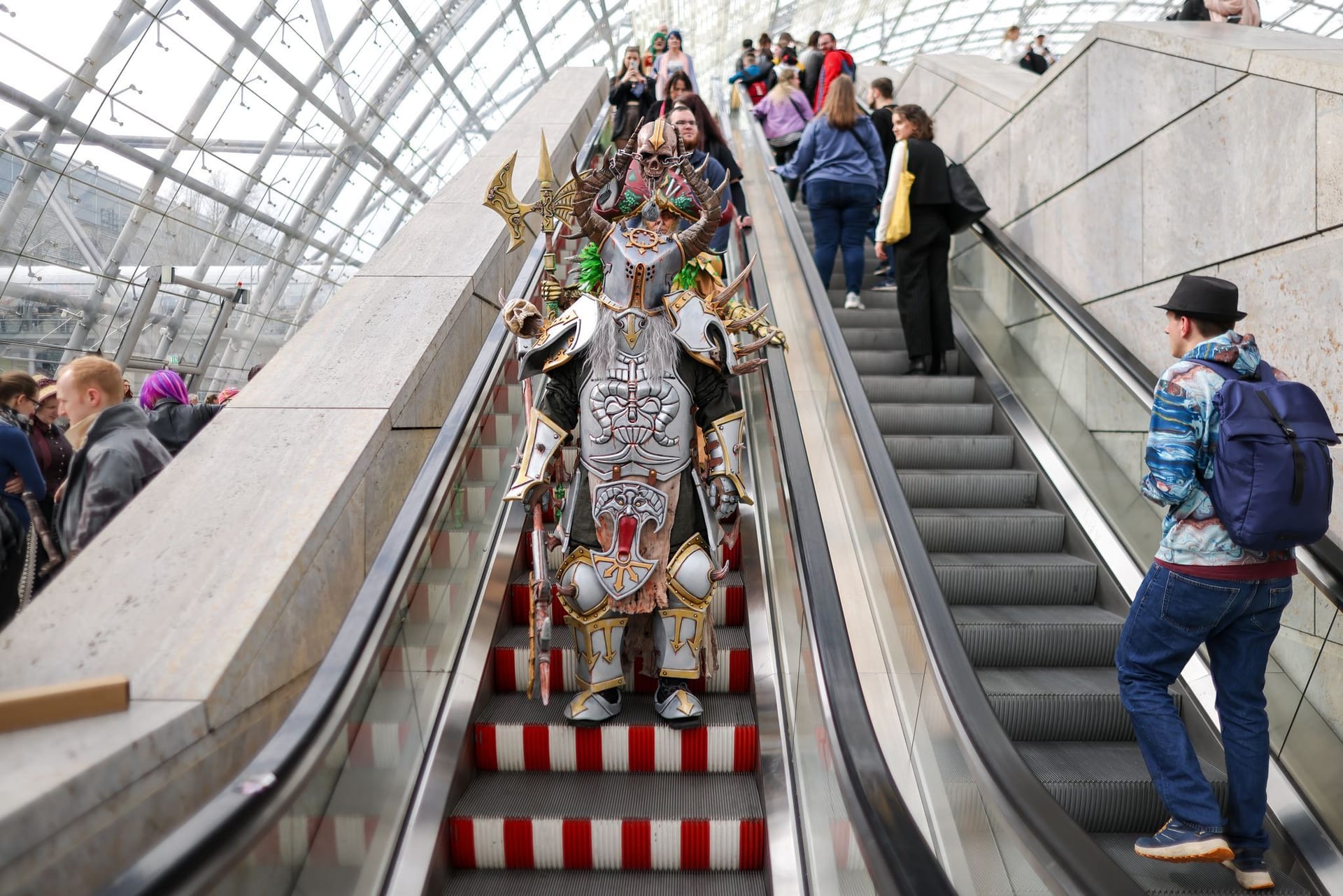 Cosplayer fahren mit einer Rolltreppe auf der Leipziger Buchmesse.