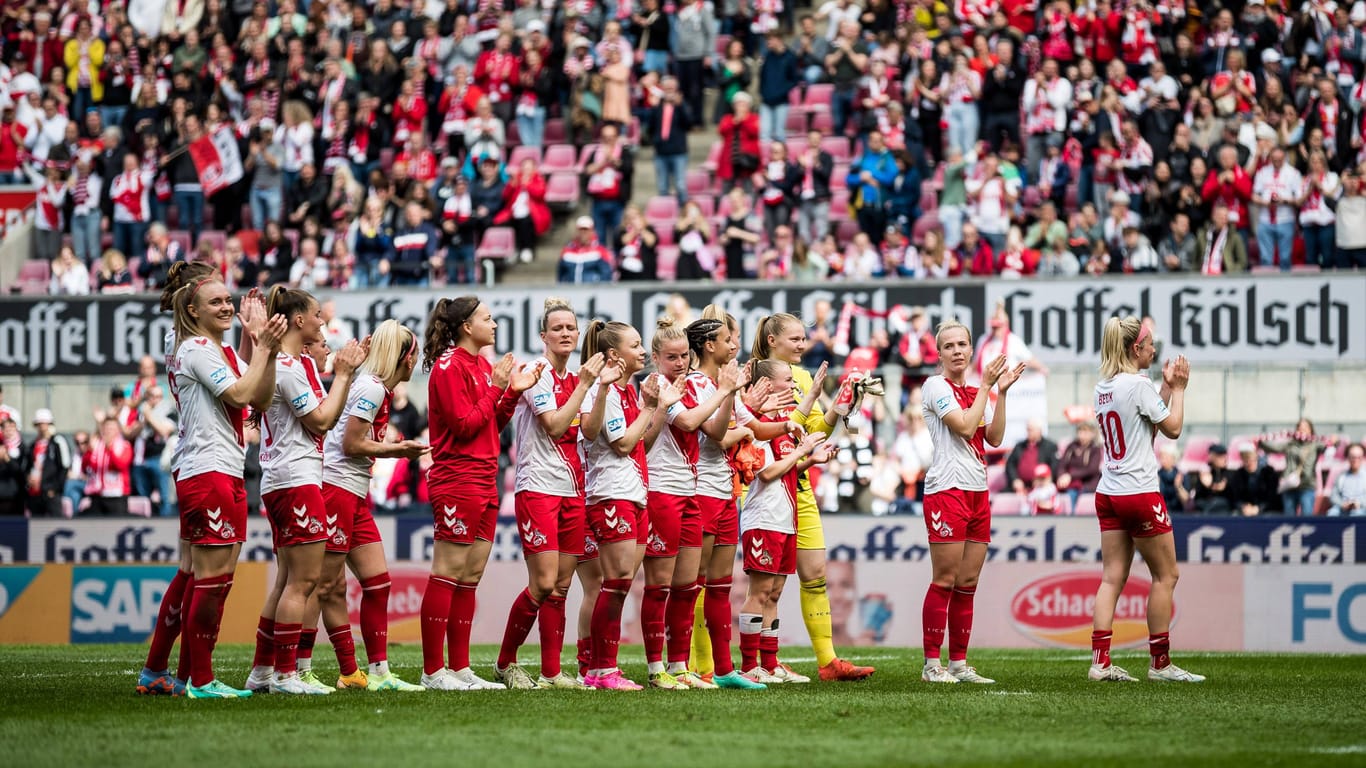 38.365 Fans lockten die FC-Frauen im April 2023 ins Rheinenergiestadion (Archivbild): Am Sonntag soll an den Rekord angeknüpft werden.