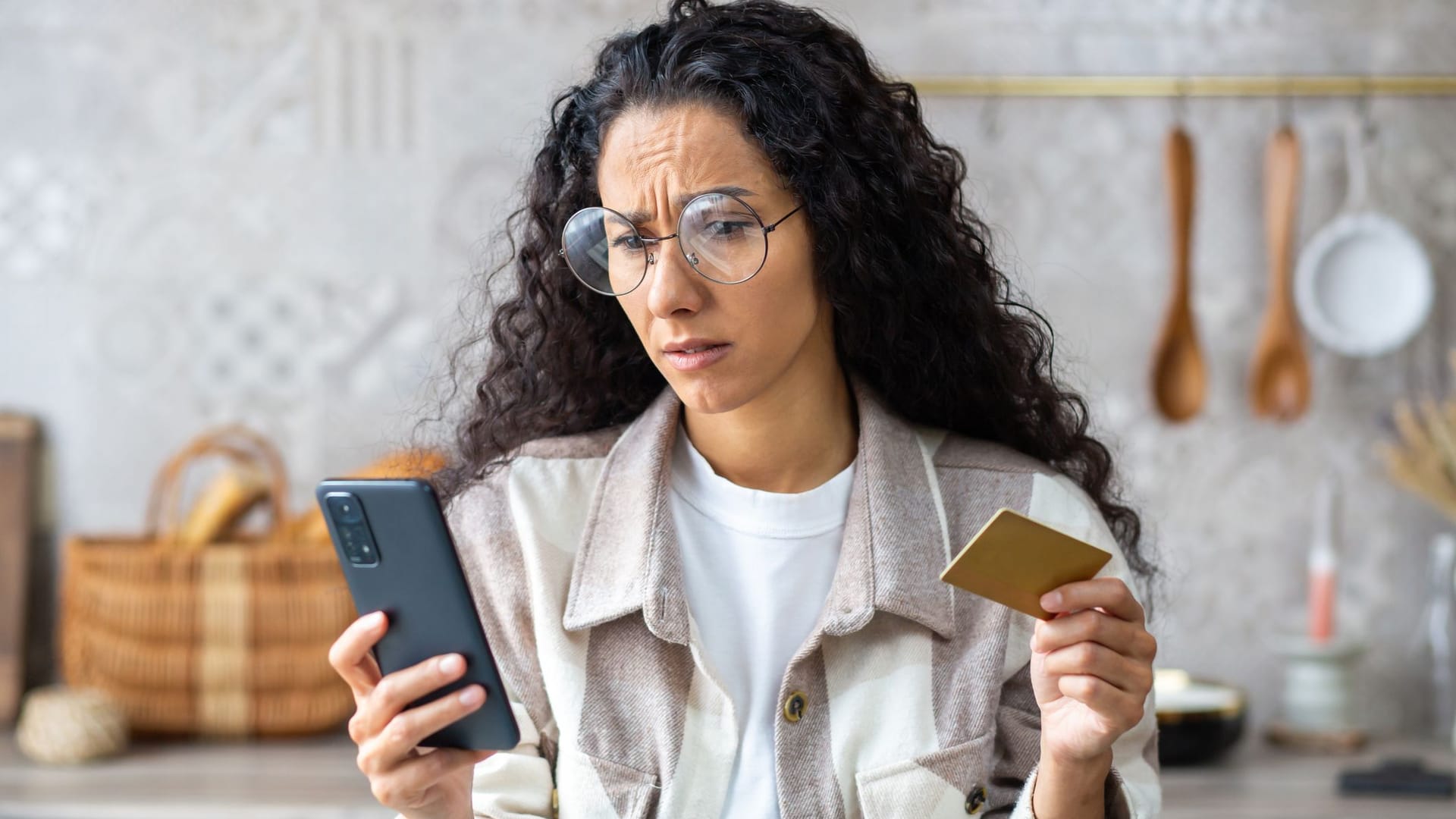 Frau bemerkt Online-Betrug