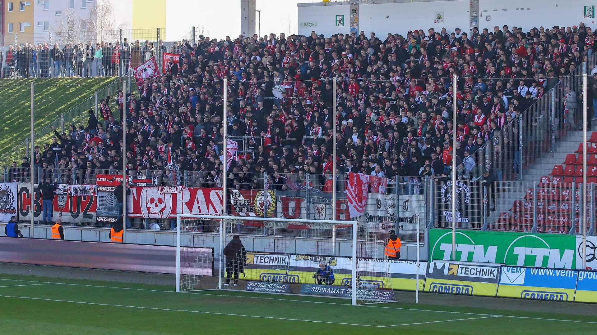 Cottbus-Anhänger im Gästeblock: Einige wenige von ihnen waren in eine Schlägerei verwickelt.