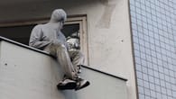 Köln | Warum am Brüsseler Platz ein gruseliger Kapuzenmann sitzt