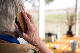 ILLUSTRATION - Eine Seniorin telefoniert mit ihrem Handy.