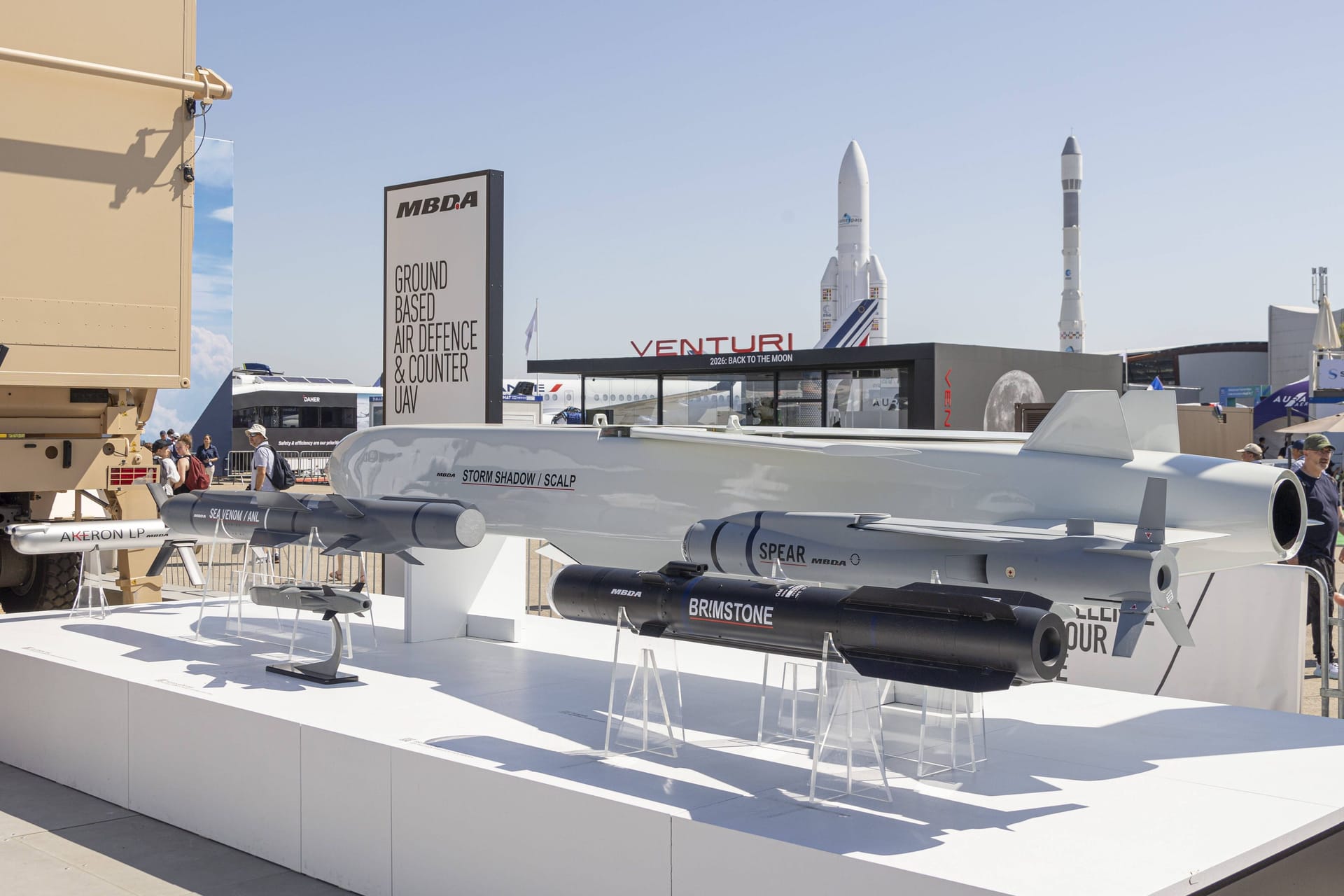 Marschflugkörper Storm Shadow auf einer Waffenmesse.