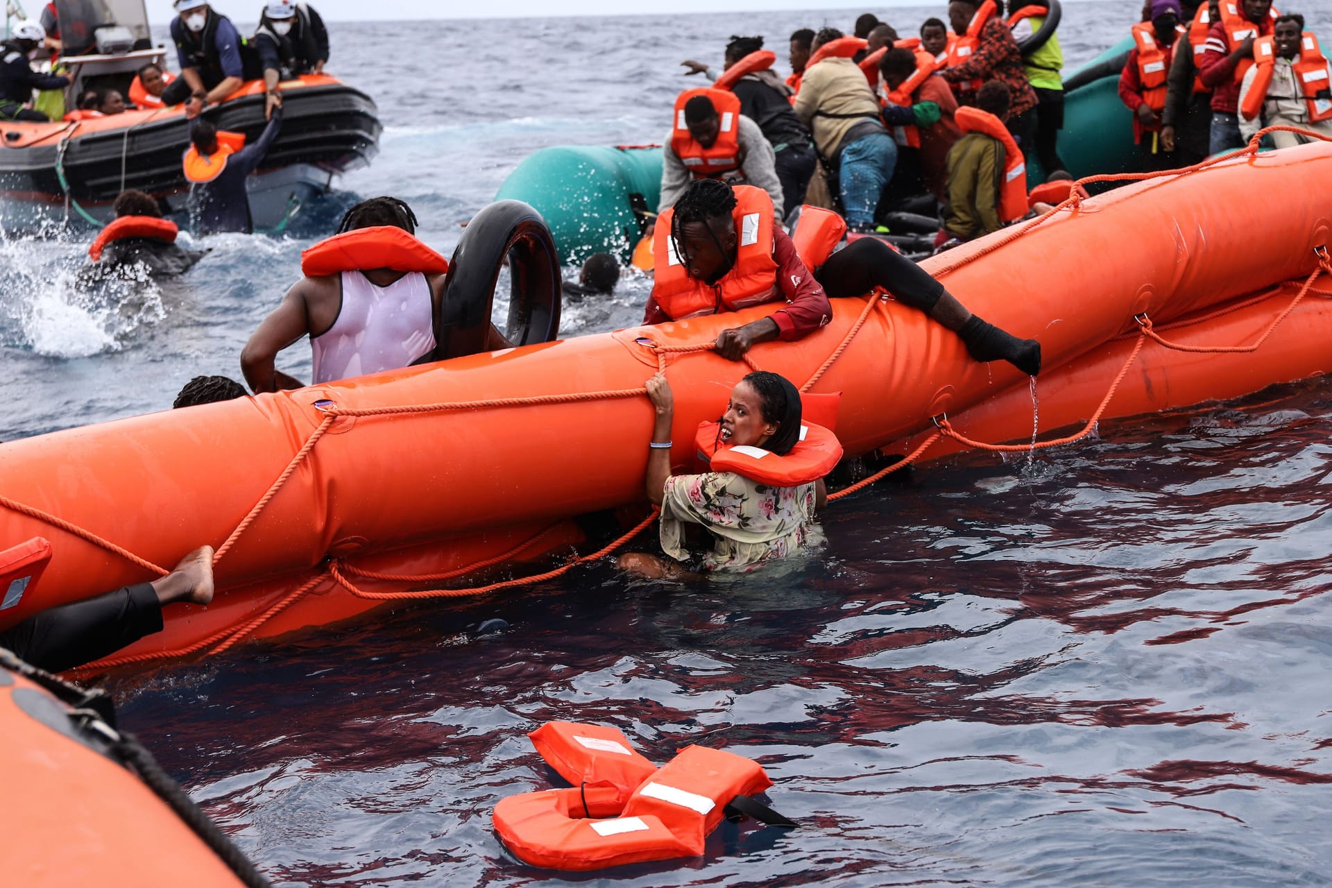 Flüchtlinge werden im Mittelmeer vor dem Ertrinken gerettet (Archivbild).