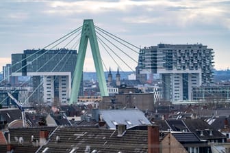 Blick über die Kölner Innenstadt (Symbolbild): Die Stadt konnte das Jahr 2022 mit einem Haushaltsplus beenden.