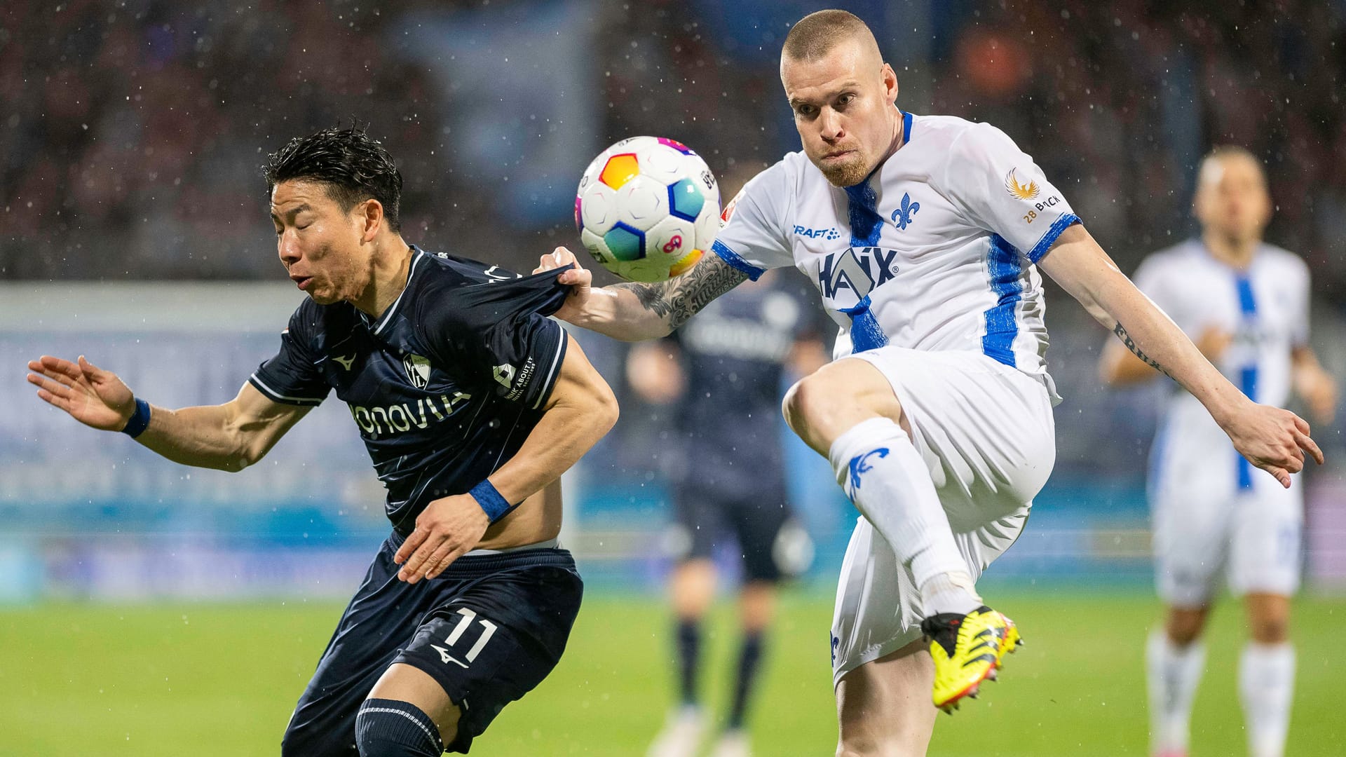 Takuma Asano (l.) im Duell mit Thomas Isherwood.