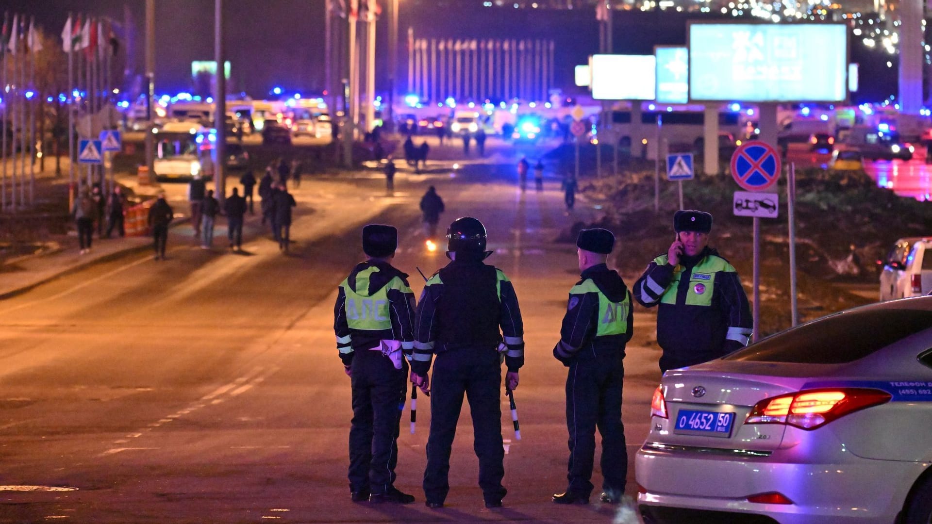 Die Polizei blockiert die Straße zum Crocus City Hall am westlichen Rand von Moskau. Nach dem Angriff auf eine Veranstaltungshalle in der Region Moskau hat der russische Inlandsgeheimdienst FSB laut Agentur Interfax Tote und Verletzte bestätigt.