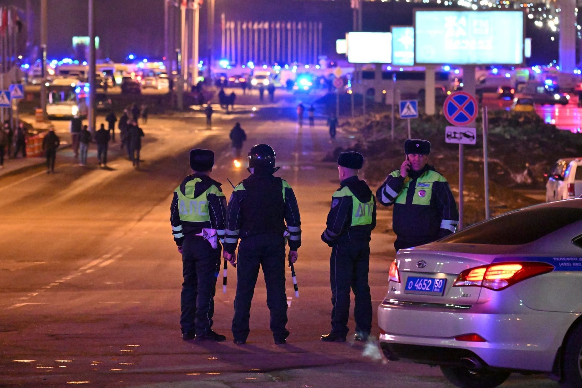 Die Polizei blockiert die Straße zum Crocus City Hall am westlichen Rand von Moskau. Nach dem Angriff auf eine Veranstaltungshalle in der Region Moskau hat der russische Inlandsgeheimdienst FSB laut Agentur Interfax Tote und Verletzte bestätigt.