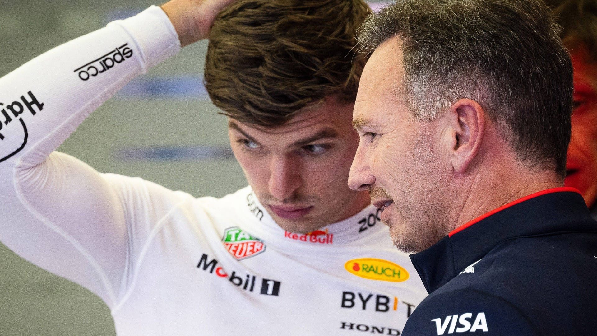 Max Verstappen und Christian Horner (r.): Der Teamchef steht aktuell im Fokus.