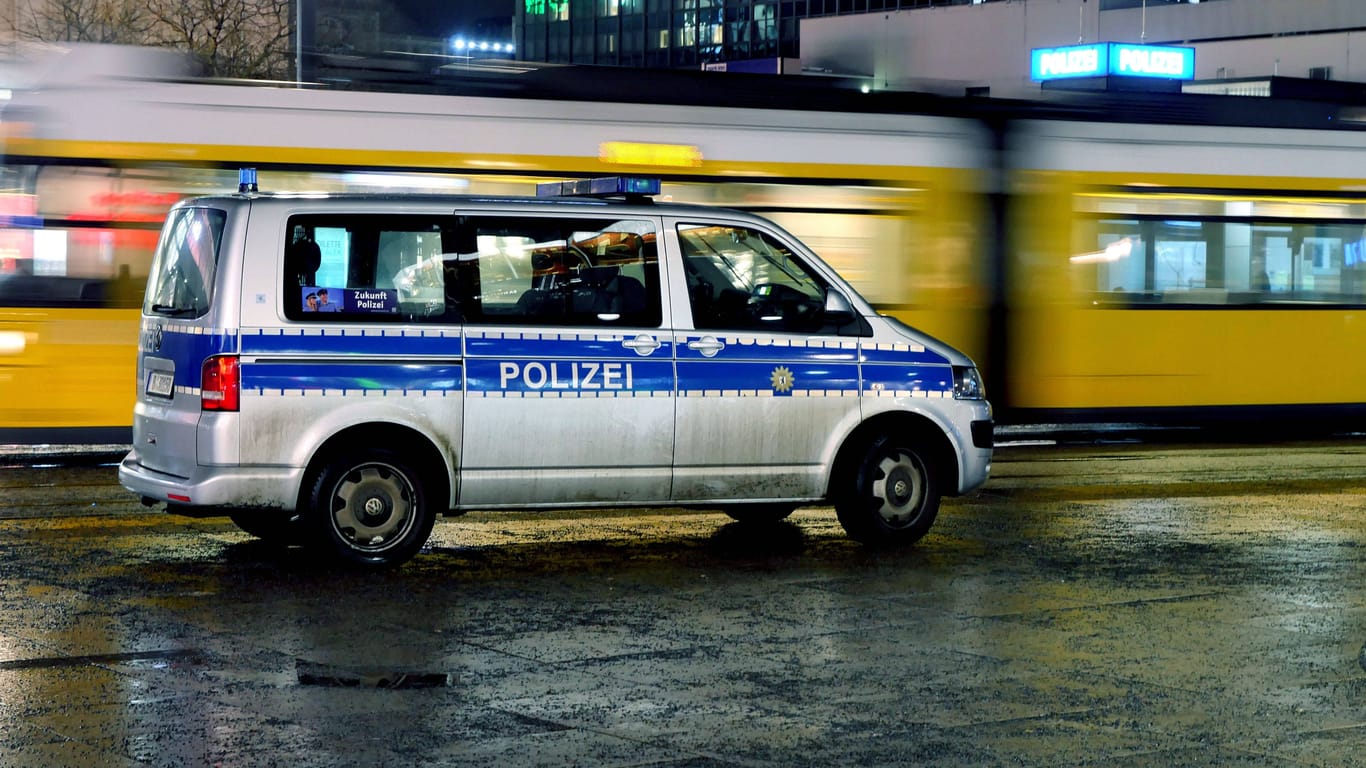 Polizeiwagen fährt an einer Traum vorbei (Symbolbild): Die Beamten konnten die Angreifer schnell ausmachen.