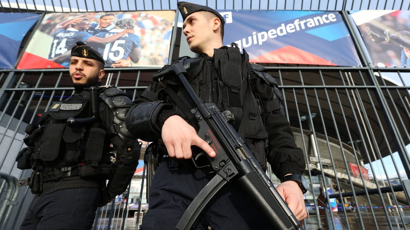 Polizist in Frankreich (Symbolbild): Das Land hat die höchste Warnstufe ausgerufen.