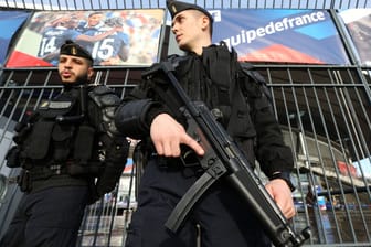 Polizisten in Frankreich (Symbolbild): Zahlreiche Einsatzkräfte sind zusammengezogen worden.
