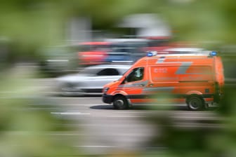 Ein Rettungswagen fährt zu einem Einsatz