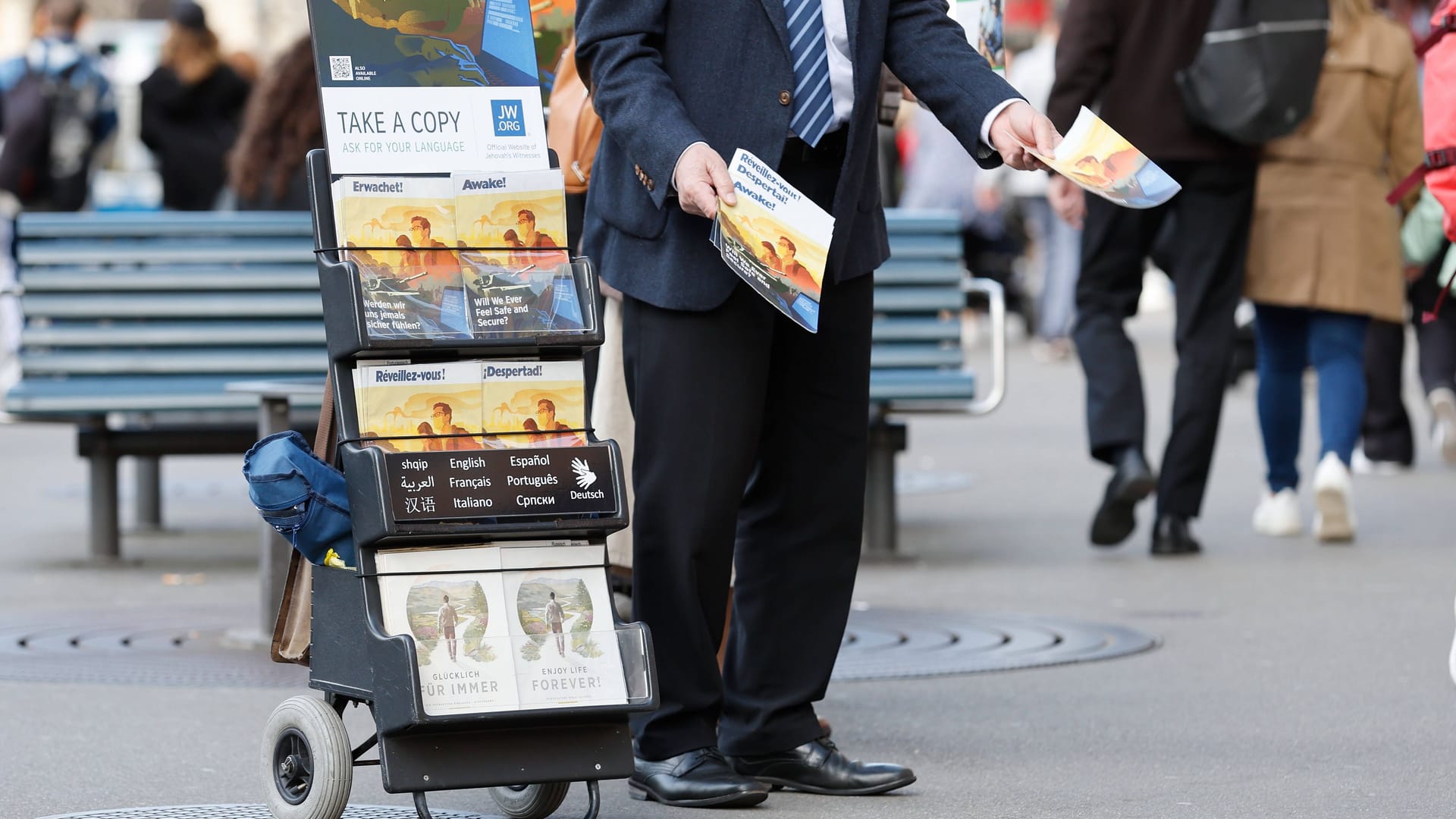 Zeugen Jehovas in Aktion: In Österreich wurde eine Veranstaltung der Gruppe mutmaßlich angegriffen.