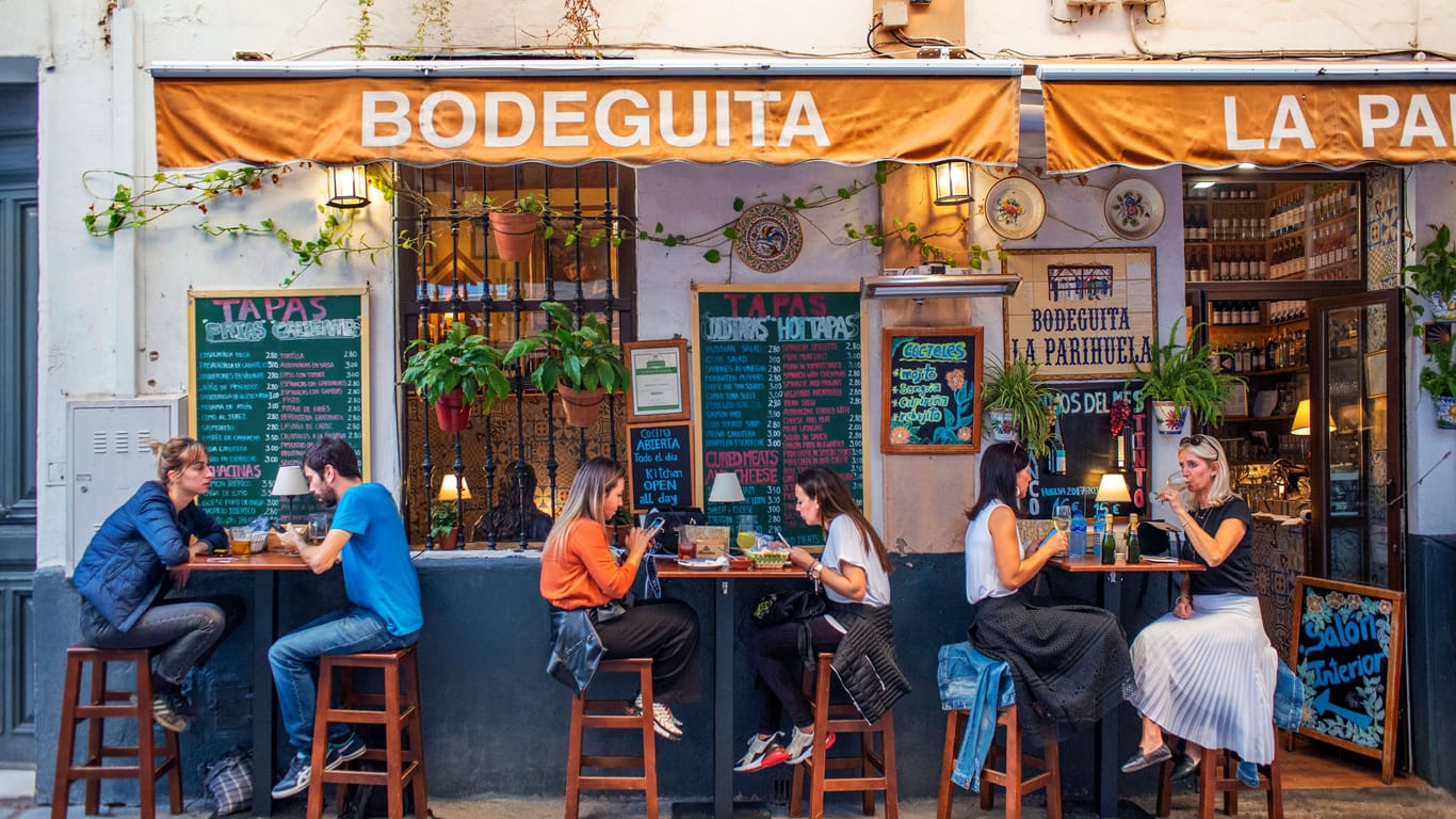 Ein Restaurant in Sevilla (Symbolbild): Eine Gaststätte lässt sich Tisch in der Sonne jetzt bezahlen.
