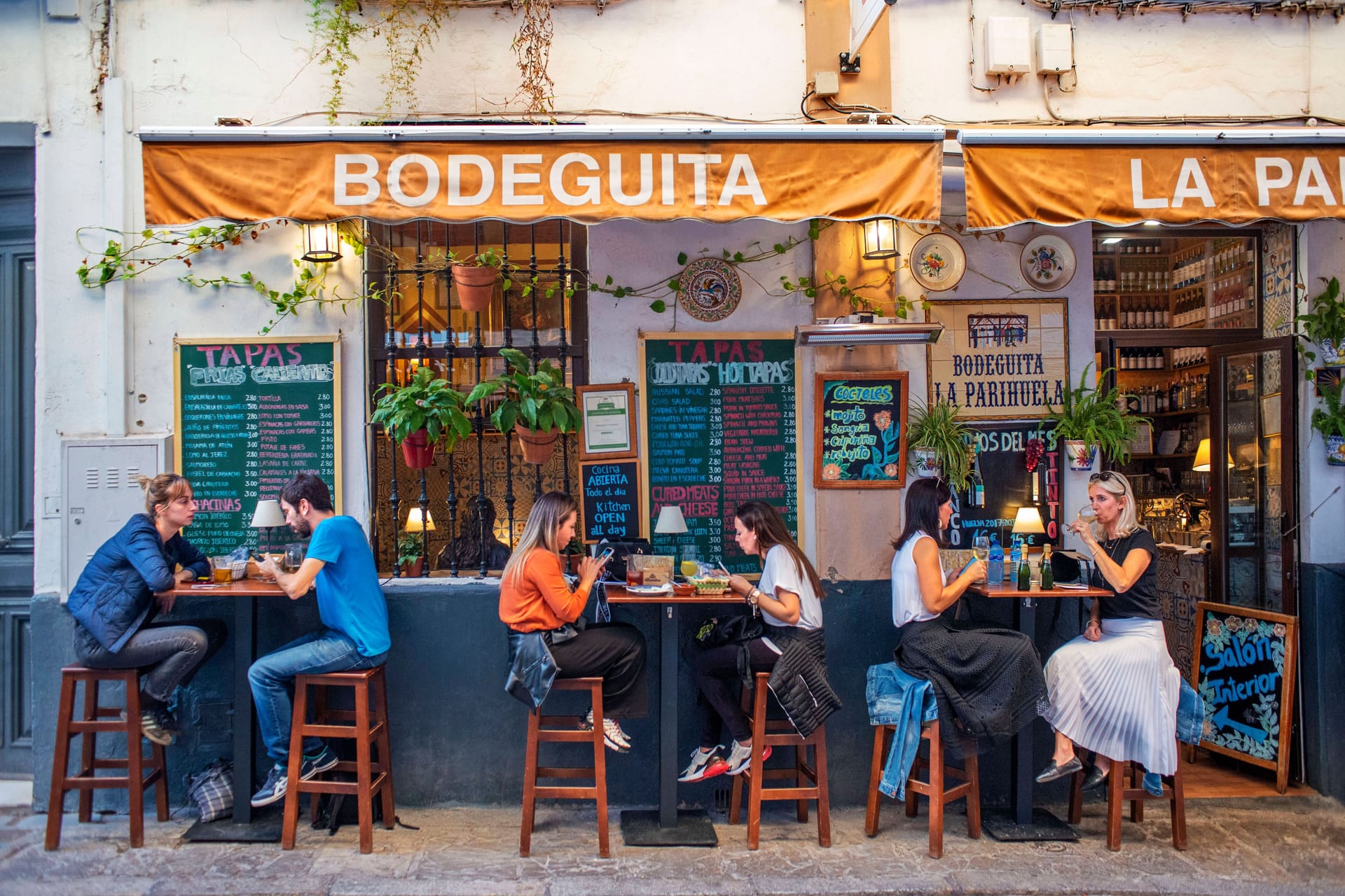 Ein Restaurant in Sevilla (Symbolbild): Eine Gaststätte lässt sich Tisch in der Sonne jetzt bezahlen.