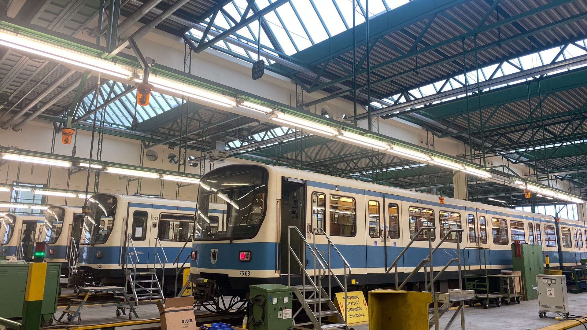 Die B-Wagen der Münchner U-Bahnen werden in einer der MVG-Hallen in Fröttmaning mit Brandlöschanlagen ausgestattet. Die B-Wagen der Münchner U-Bahnen werden in einer der MVG-Hallen in Fröttmaning mit Brandlöschanlagen ausgestattet.