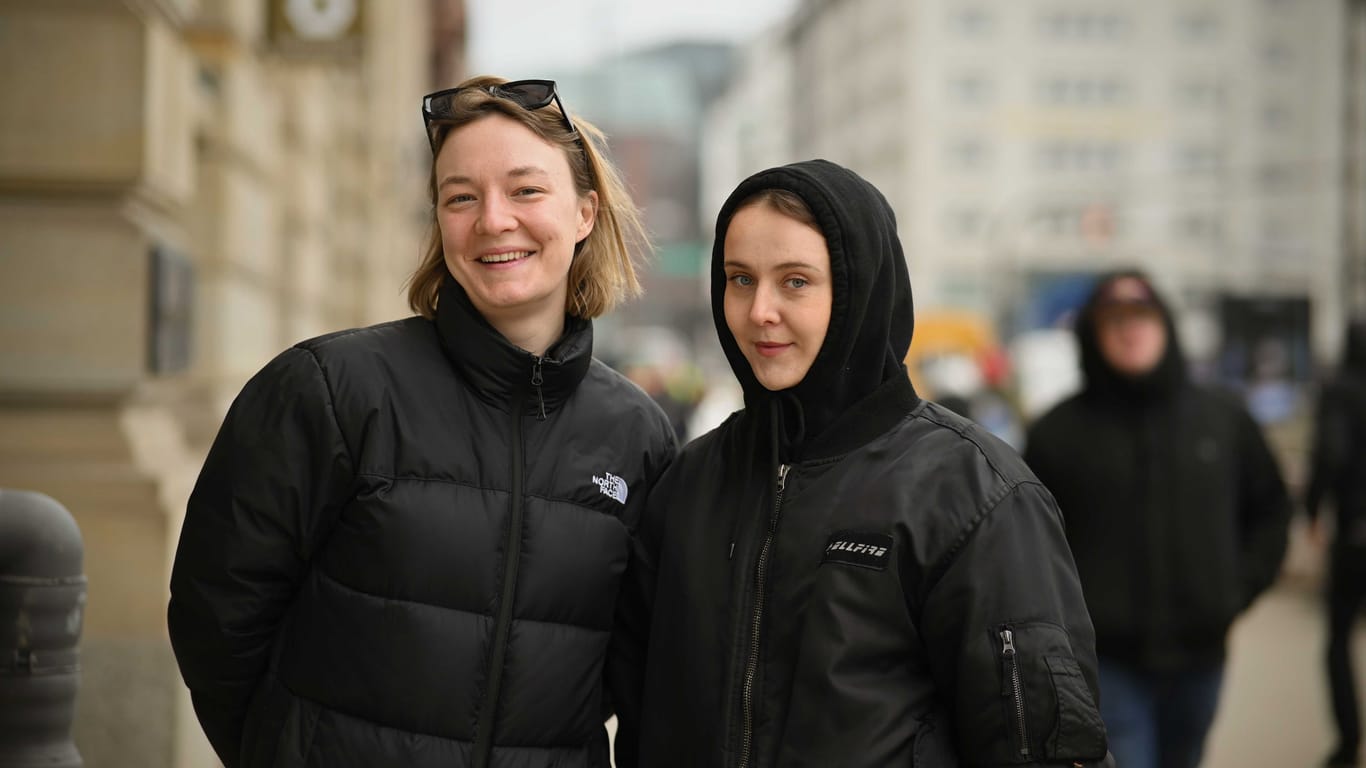 Johanna und Kristina bummeln durch die Hamburger Innenstadt.