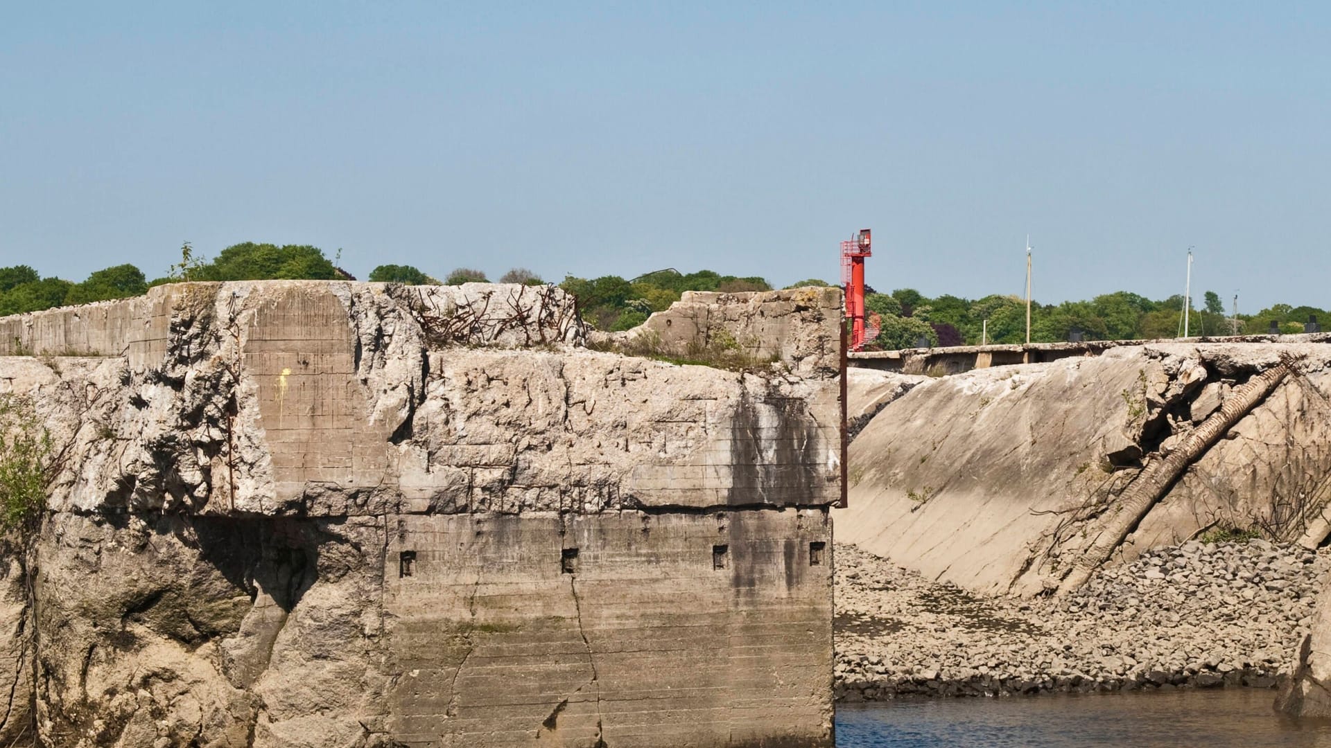 Bunker "Fink II": Auf Finkenwerder sind nur noch die Ruinen des ehemaligen Bunkers aus dem Zweiten Weltkrieg zu sehen.