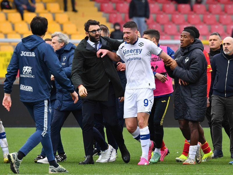 Veronas Thomas Henry (M.) verlässt das Spielfeld: Er bekam von Lecces Trainer Roberto D'Aversa einen Kopfstoß verpasst.