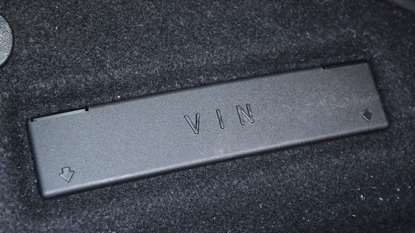 Die Fin oder VIN (Vehicle Identification Number): Manchmal ist die Nummer durch eine Blende geschützt.