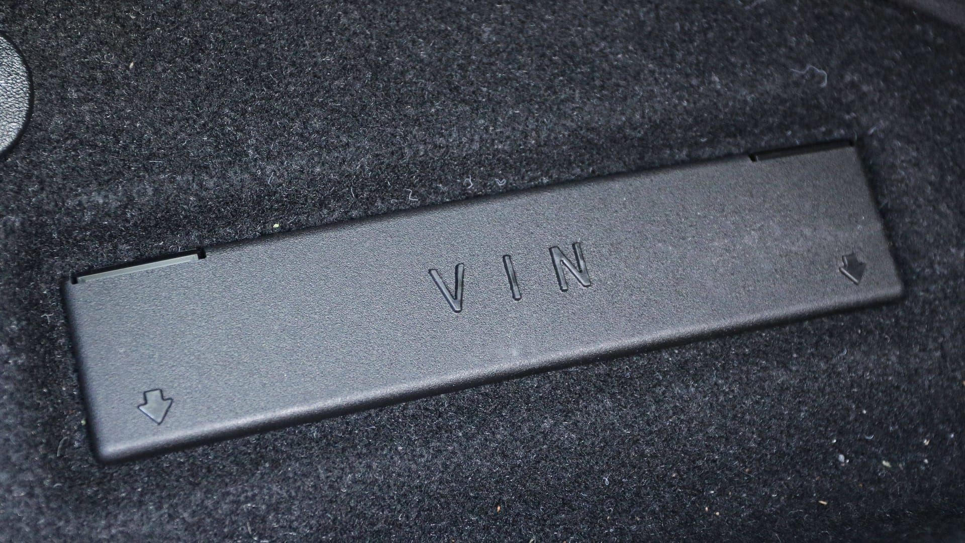 Die Fin oder VIN (Vehicle Identification Number): Manchmal ist die Nummer durch eine Blende geschützt.