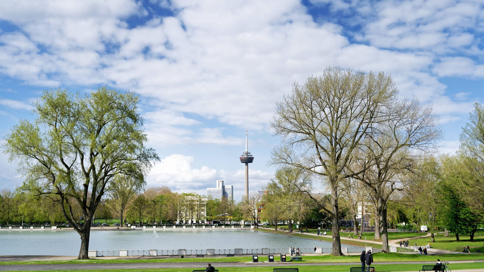 Der Aachener Weiher in Köln (Symbolbild): Die kommende Woche beginnt mit milden Temperaturen.