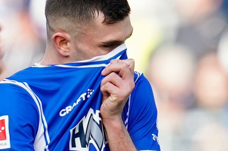 Darmstadts Bartol Franjic (re.) zieht das Trikot ins Gesicht.
