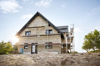 Einfamilienhaus im Bau: Das Frühjahr 2024 bietet Kaufwilligen wieder mehr Optionen.