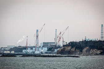 Das zerstörte Atomkraftwerk Fukushima: Nach einem Erdbeben hat Japan die Ableitung von Kühlwasser in den Pazifischen Ozean gestoppt.