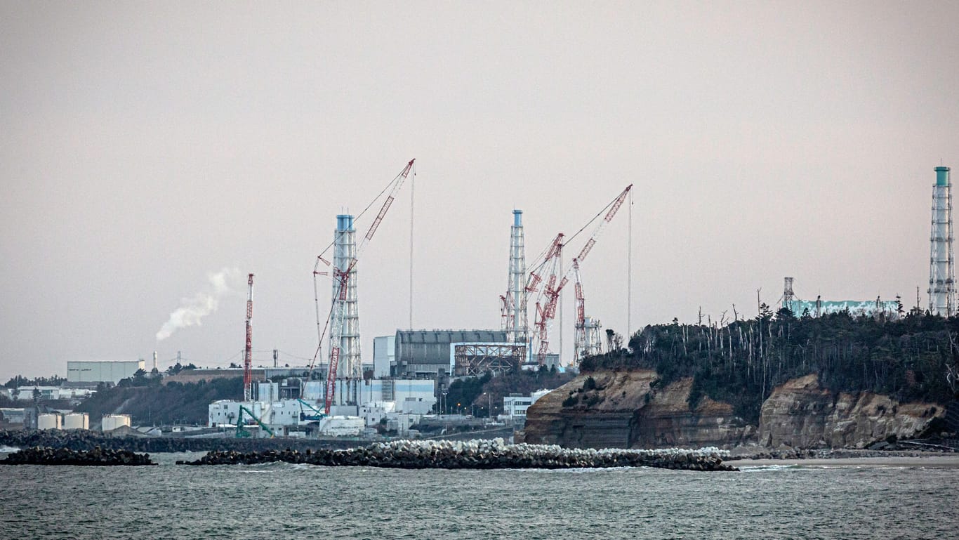 Das zerstörte Atomkraftwerk Fukushima: Nach einem Erdbeben hat Japan die Ableitung von Kühlwasser in den Pazifischen Ozean gestoppt.