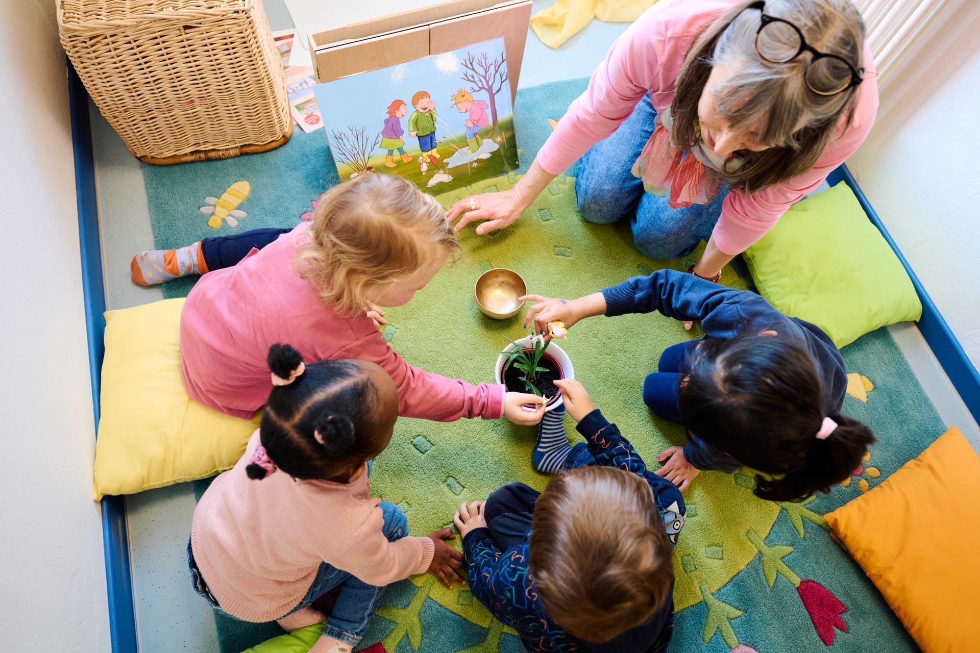 Eine Kita-Betreuerin spielt mit Kindern (Symbolfoto): Bis 2028/2029 sollen zahlreiche neue Einrichtungen geschaffen werden, dafür will Bremen rund 300 Millionen investieren.