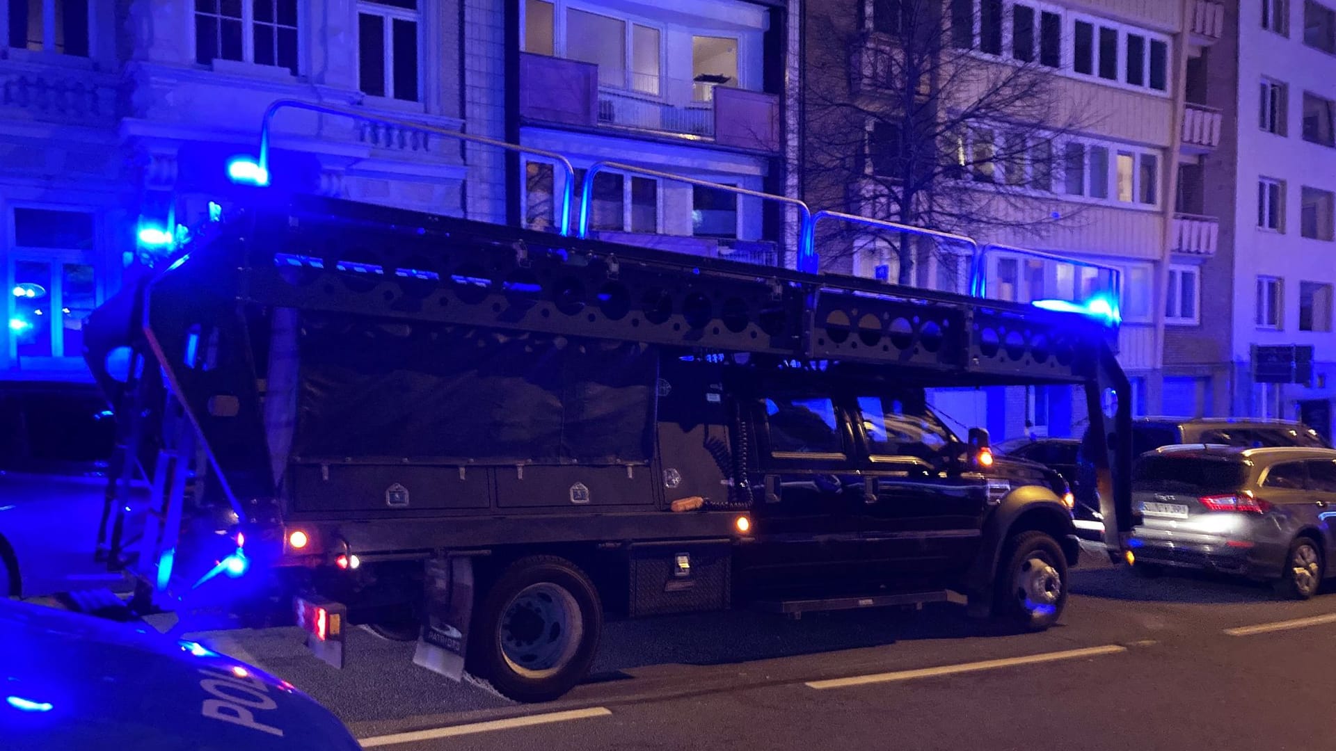 Ein Spezialfahrzeug der Polizei steht vor einem Aachener Krankenhaus.