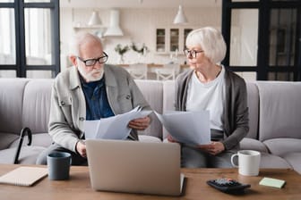 Älteres Paar: Auch Rentner zahlen Sozialabgaben in die Pflegeversicherung.