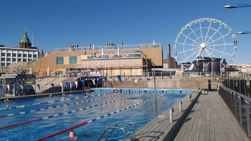 Bahnen ziehen in Stadtkulisse: Im Allas Sea Pool hat man Aussicht auf ein Riesenrad und ein von Alvar Aalto entworfenes Bürogebäude.