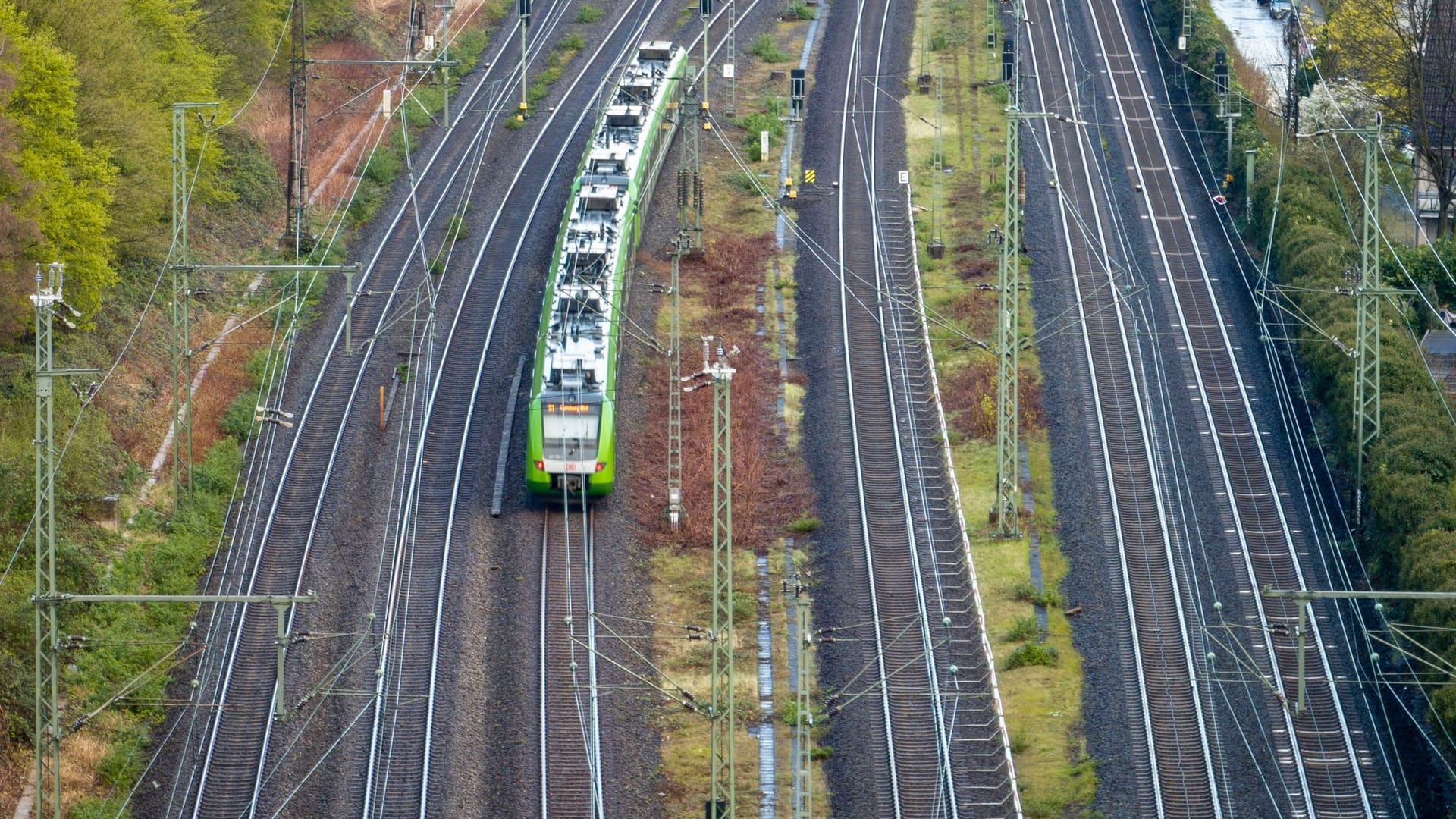 Bahn-Strecke im Ruhrgebiet gesperrt Bahn-Strecke im Ruhrgebiet gesperrt