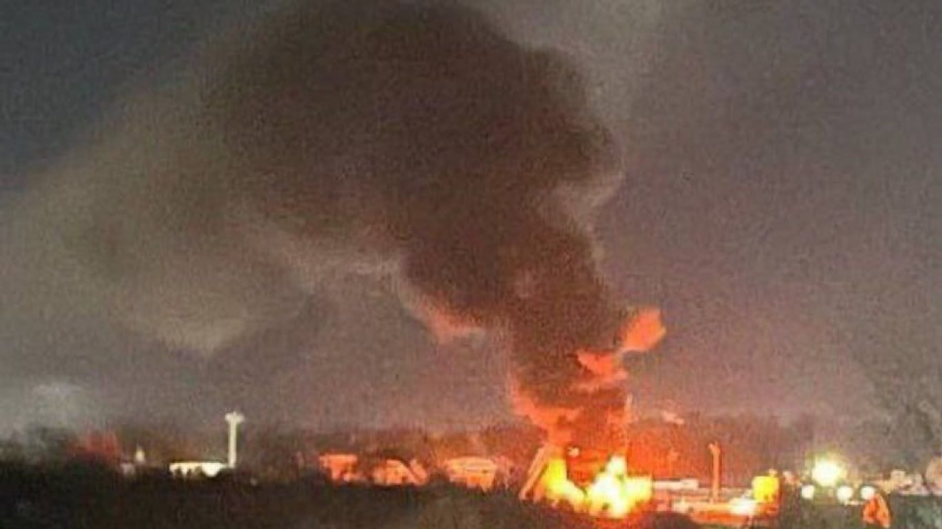 Aufnahmen, die in sozialen Medien verbreitet wurden, sollen eine Raffinerie in Russland nach einem ukrainischen Drohnenangriff zeigen.