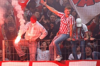 Fans des 1. FC Köln beim letzten Derby gegen Gladbach: Auch damals wurde Pyrotechnik gezündet.